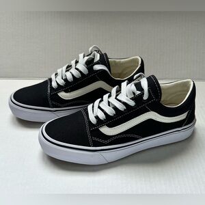 Vans Old Skool Classic Black and White Low-Top Sneakers Women’s 7/Men’s 5.5